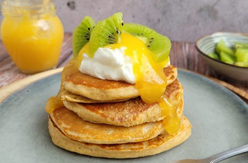 Gezonde pancakes met kwark, lemon curd en kiwi (low FODMAP, glutenvrij, lactosevrij)