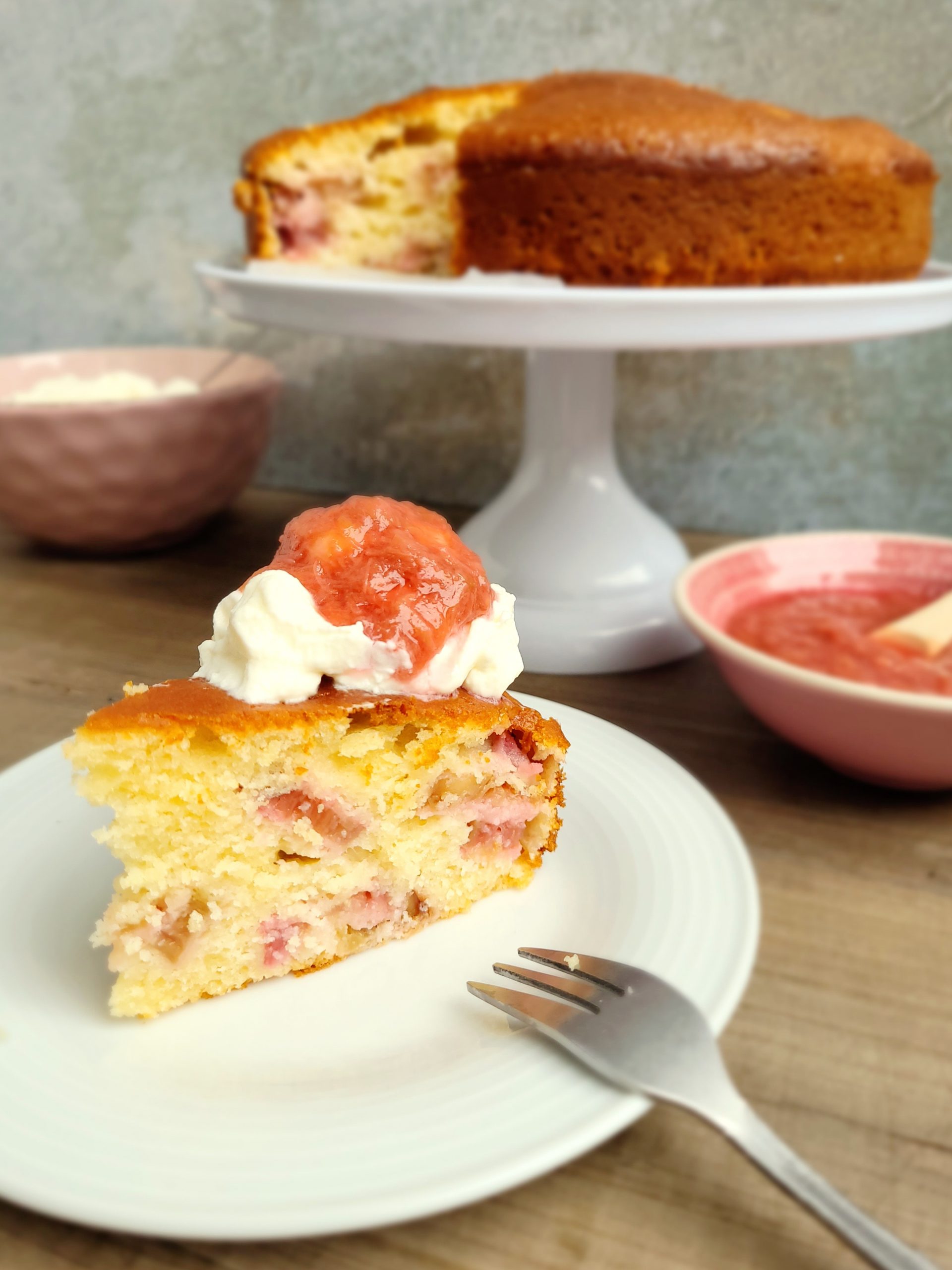 Rabarbercake met yoghurtroom en rabarbercompote (low FODMAP, glutenvrij, lactosevrij)