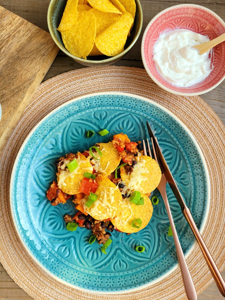 Chili con carne met nacho's op een bord (low FODMAP, glutenvrij, lactosevrij)