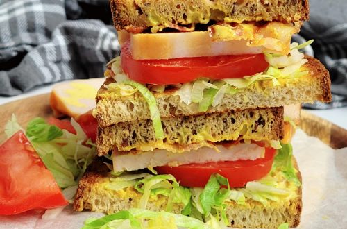 Kip kerrie sandwich met sla en tomaat (low FODMAP, glutenvrij, lactosevrij)