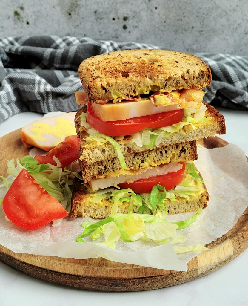 Kip kerrie sandwich met sla en tomaat (low FODMAP, glutenvrij, lactosevrij)