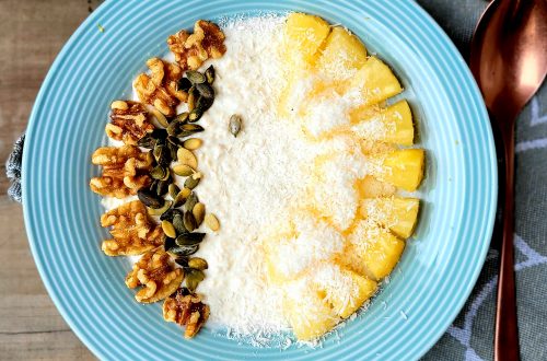 Tropical overnight oats met ananas, kokos, walnoten en pompoenpitten (low FODMAP, glutenvrij, lactosevrij)