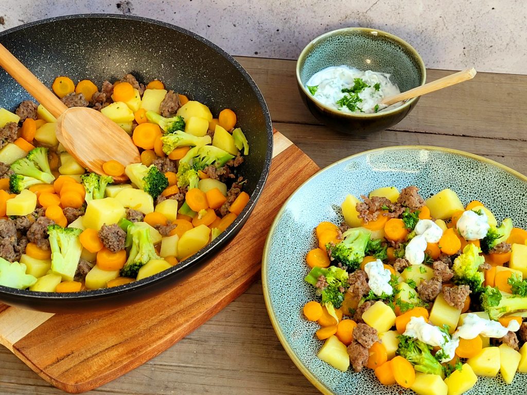 Eenpansgerecht met broccoli, wortels, aardappelen en gehakt op een bord (low FODMAP, glutenvrij, lactosevrij)