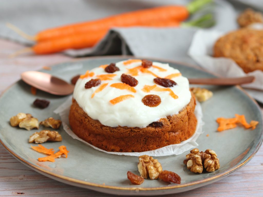 Carrot cake ontbijttaartjes op een bordje met wortels en walnoten (low FODMAP, glutenvrij, lactosevrij)