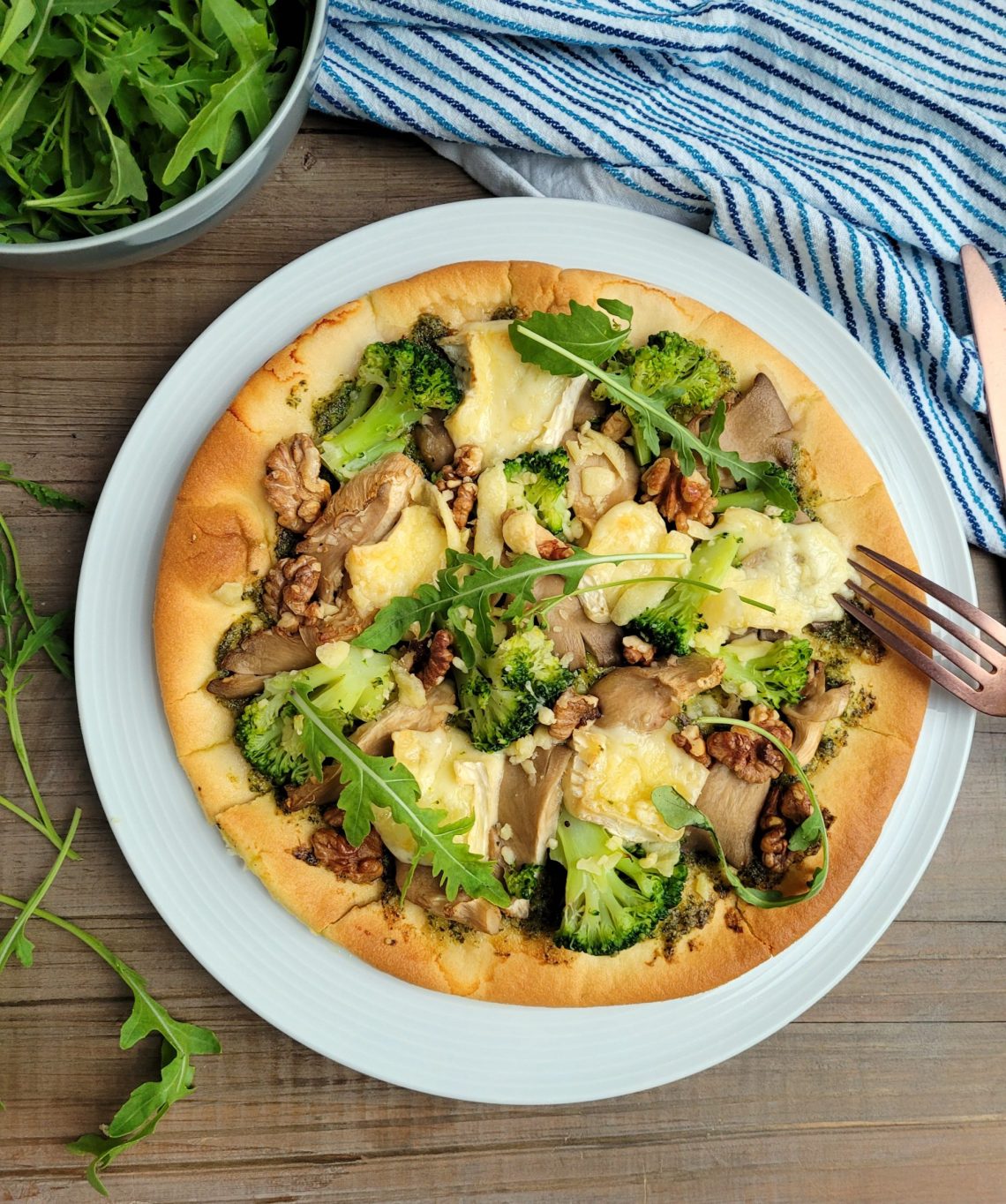 Pizza met rucolapesto, brie, walnoten, broccoli en oesterzwammen (low FODMAP, glutenvrij, lactose-arm)