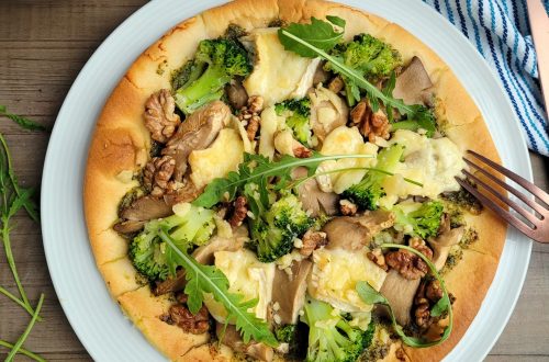 Pizza met rucolapesto, brie, walnoten, broccoli en oesterzwammen (low FODMAP, glutenvrij, lactose-arm)