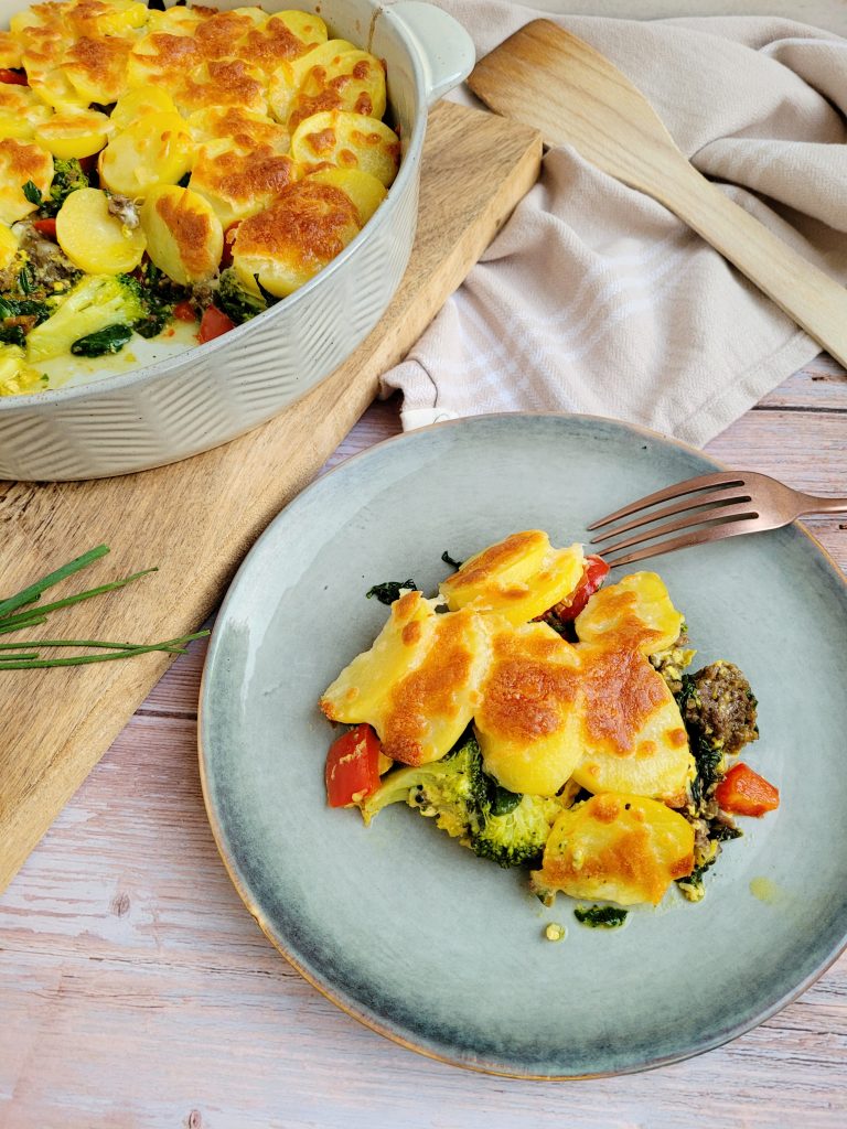 Aardappel ovenschotel met gehakt, broccoli, paprika, spinazie en kaas op een bord (low FODMAP, glutenvrij, lactosevrij)