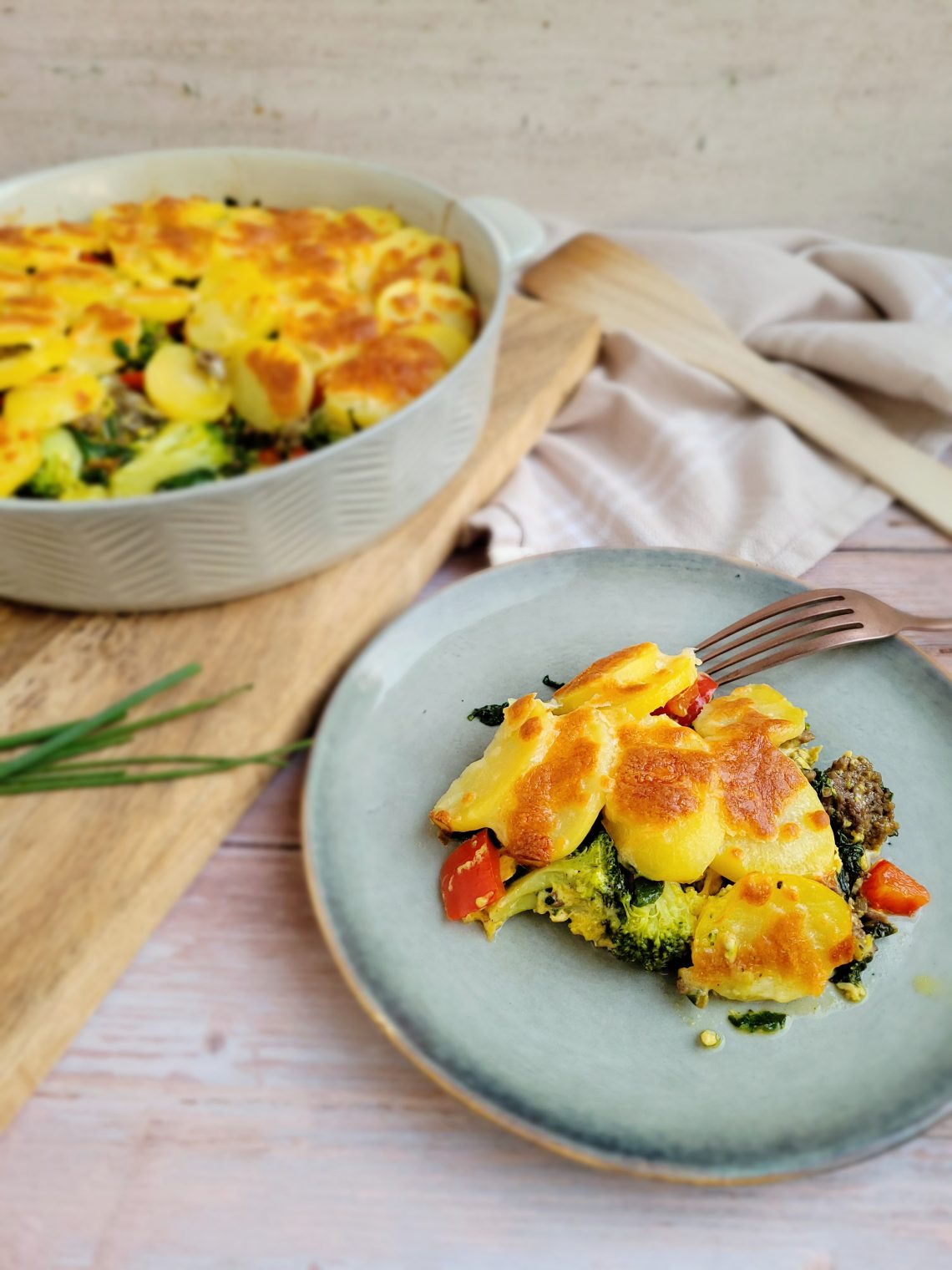 Aardappel ovenschotel met gehakt, broccoli, paprika, spinazie en kaas op een bord (low FODMAP, glutenvrij, lactosevrij)