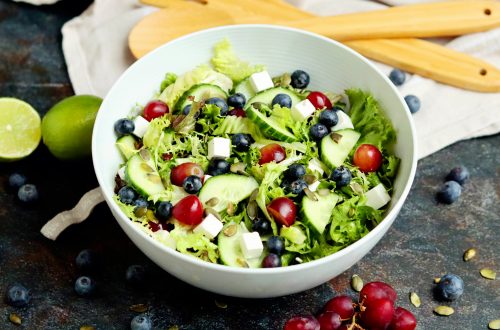Salade met blauwe bessen, druiven, komkommer en witte kaas in een kom (low FODMAP, glutenvrij, lactosevrij)