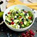 Salade met blauwe bessen, druiven, komkommer en witte kaas in een kom (low FODMAP, glutenvrij, lactosevrij)