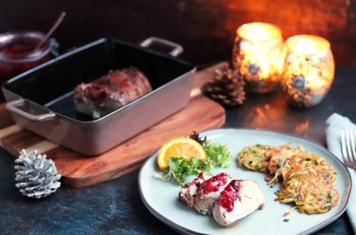 Gevulde varkenshaas met cranberry compote, roomkaas en omwikkeld met parmaham en rösti rondjes op een bord (low FODMAP, glutenvrij, lactosevrij)