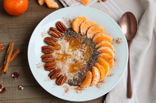 Boekweitpap met mandarijn, pecannoten en chiazaad in een bord (low FODMAP, glutenvrij, lactosevrij)
