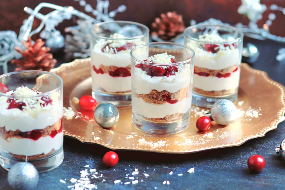 Glaasjes met MonChou, cranberry compote, koekkruimels en witte chocolade op een gouden dienblad in kerstsfeer (low FODMAP, lactosevrij, glutenvrij)