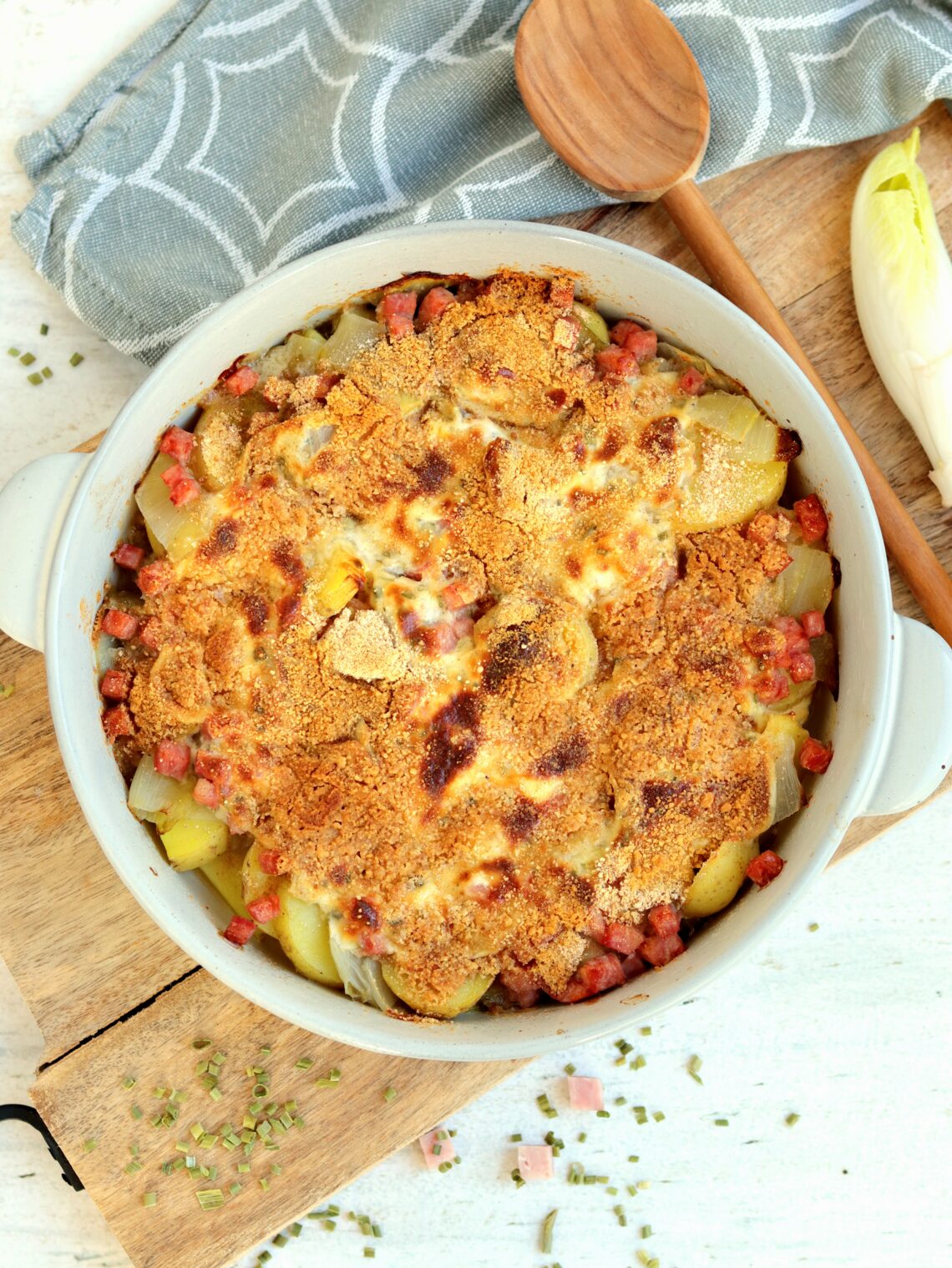Witlof ovenschotel met hamblokjes, aardappelen, kaassaus en paneermeel (low FODMAP, glutenvrij, lactosevrij)