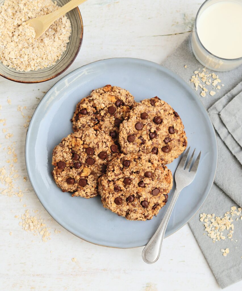 Gezonde breakfast cookies met havermout en chocolate chips op een bordje (low FODMAP, glutenvrij, lactosevrij, vegan)