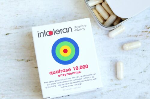 Een doosje Quatrase 10.000 met een blikje capsules (supplement met spijsverteringsenzymen)