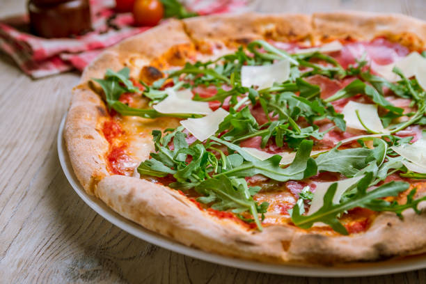 Een belegde pizza (zonder champignons) eten met Quatrase 10.000