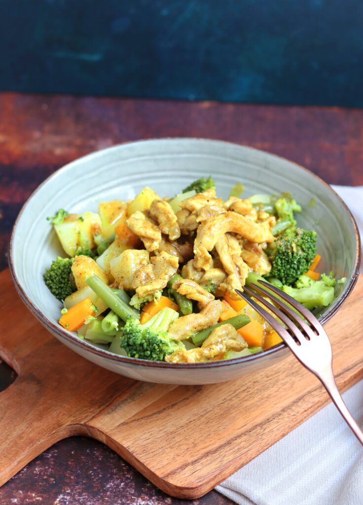 Gele curry met kip, saus, wortel, broccoli, aardappel en sperziebonen (low FODMAP, glutenvrij, lactosevrij)