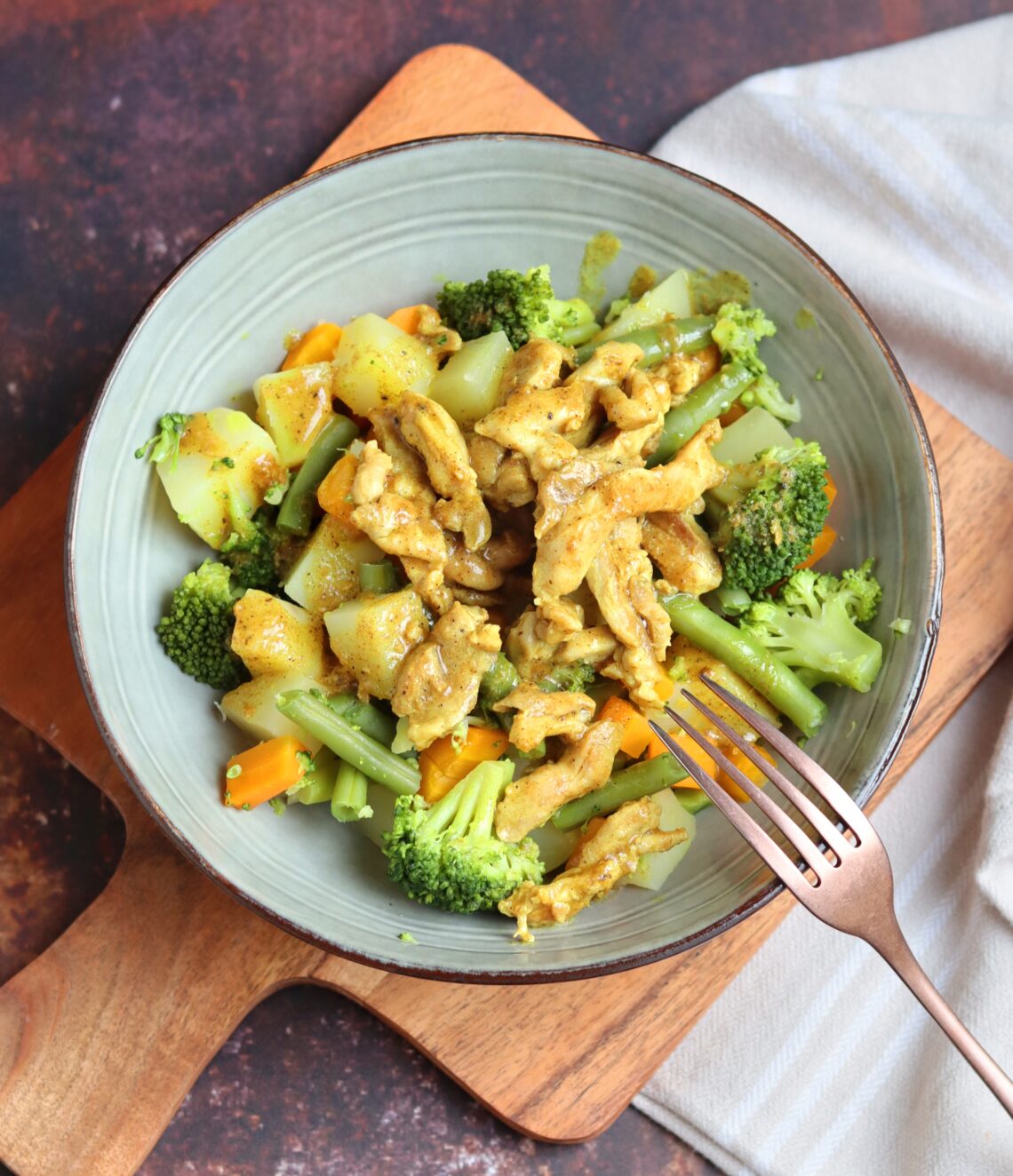 Gele curry met kip, saus, wortel, broccoli, aardappel en sperziebonen (low FODMAP, glutenvrij, lactosevrij)