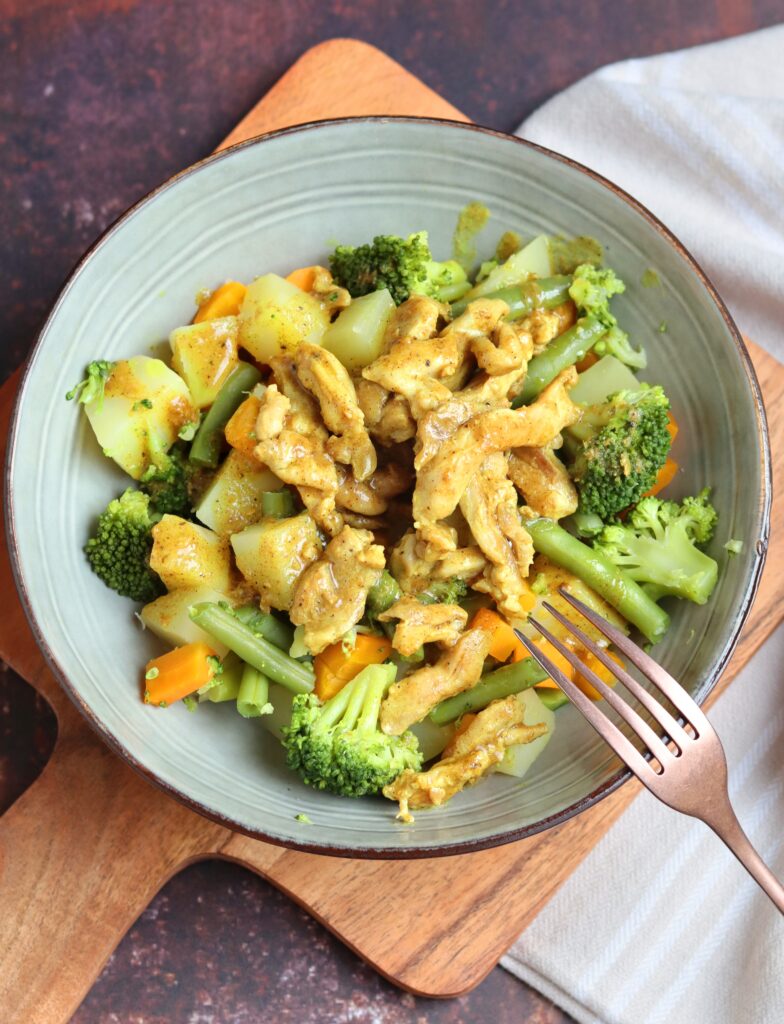 Gele curry met kip, saus, wortel, broccoli, aardappel en sperziebonen (low FODMAP, glutenvrij, lactosevrij)