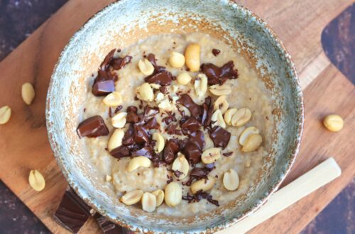 Havermoutpap met chocolade en pinda's in een kom (low FODMAP, glutenvrij, lactosevrij)